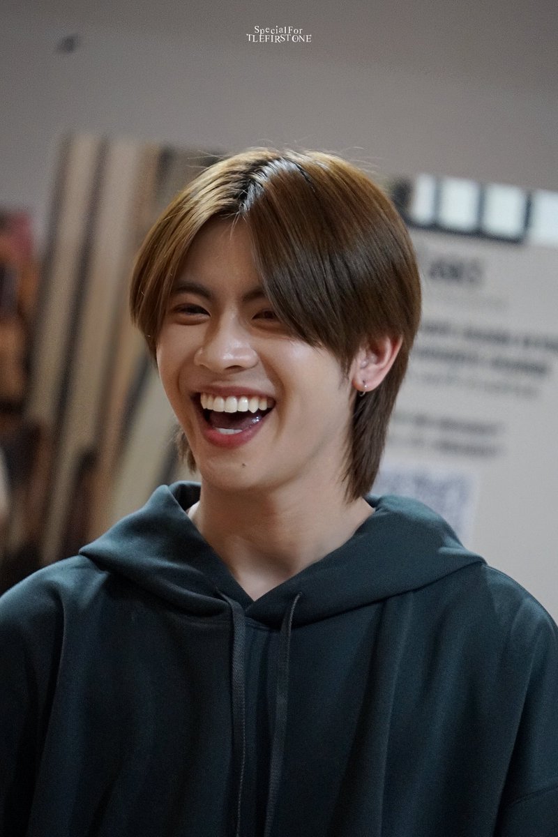 specialfor_tf's tweet photo. ยิ้มที่สดใสกว่าพระอาทิตย์ 🌞
#ASICSxFirstone
#FirstOne @firstone_wnk https://t.co/BYMe5fyBwm