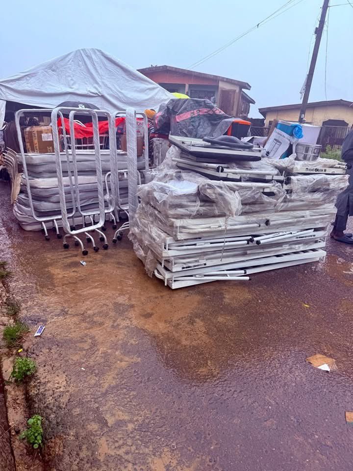 Three years of dedicated service! 

Senator Sharafadeen Abiodun Alli has transformed lives across Oyo South through infrastructure, empowerment, education, and healthcare initiatives. Progress continues!

Senator Alli donates medical equipment to Ibadan PHC. Senator Sharafadeen