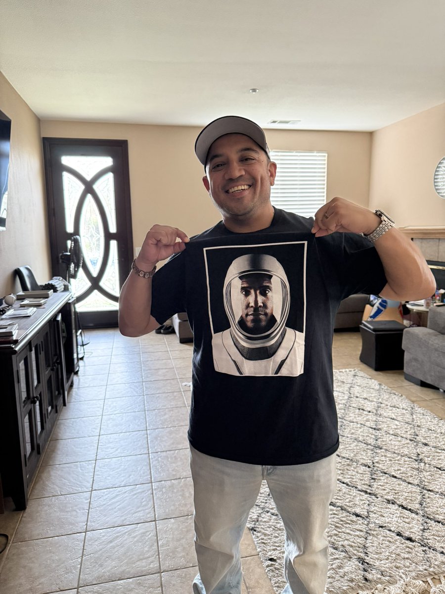 HelloitsAA's tweet photo. @NASA @NASAArtemis @Astro_Christina @astro_reid @AstroVicGlover @Astro_Jeremy @csa_asc Ontario High School class of 94 is so proud of you @AstroVicGlover !! I’ve  been wearing this since @NASAArtemis launched. 
You’re an inspiration to all and I’m proud to call you my friend. God bless you and your entire crew. 🙏🏽 🚀 🙏🏽 🇺🇸 https://t.co/iw6JDRoY3q