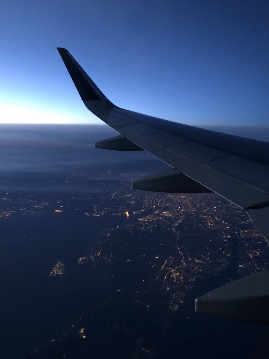 MasaTomcat's tweet photo. 空は薄暮で地上は夜の帳が下りはじめる頃の綺麗さは、いつ見ても絶景！
#SFJ https://t.co/oY7w8LWghE