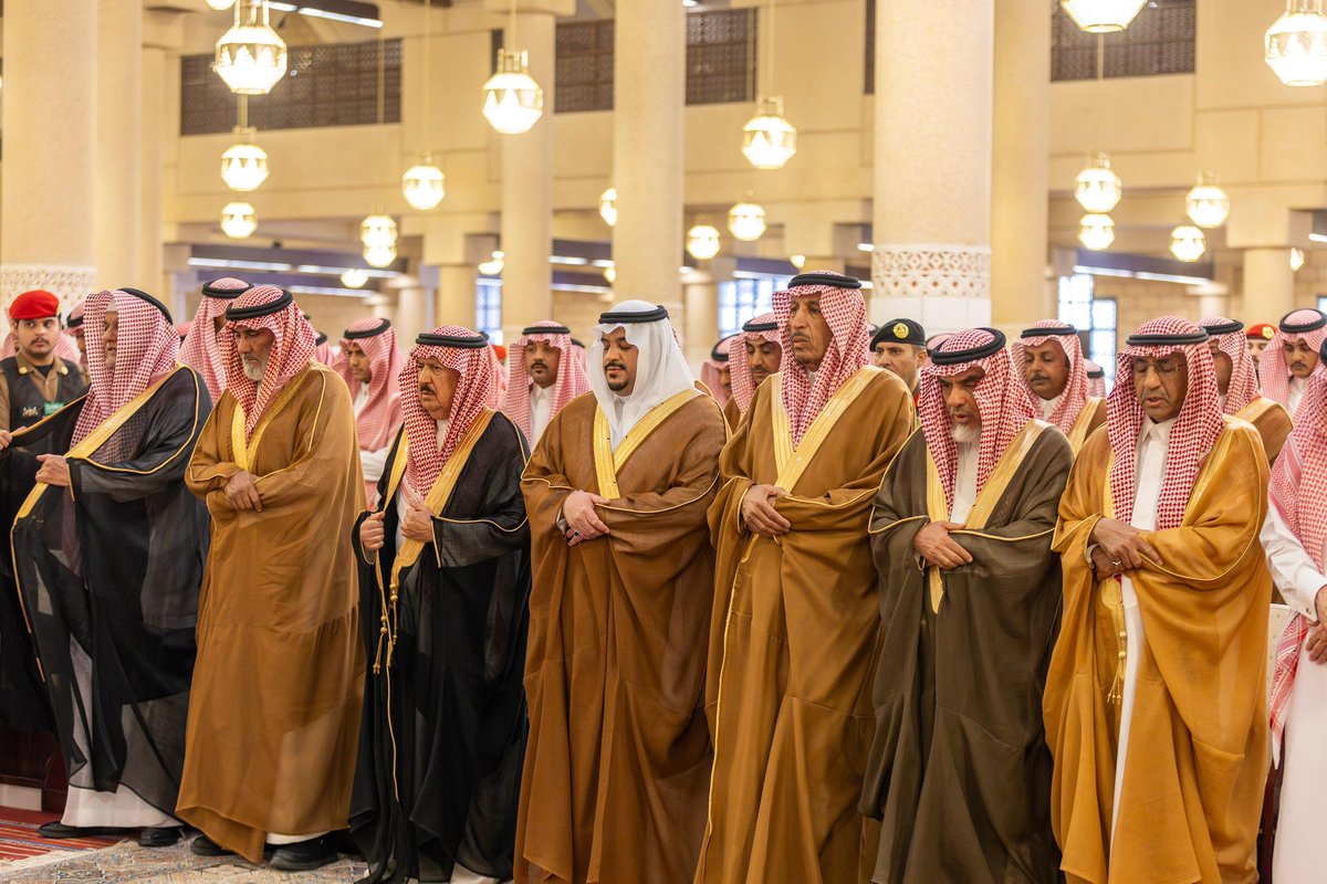 emara_alriyadh's tweet photo. سمو نائب أمير منطقة #الرياض يؤدي صلاة الميت على صاحبة السمو الأميرة فوزية بنت سعود بن هذلول بن ثنيان آل سعود -رحمها الله-.
https://t.co/9Go5MTzqLu

#إمارة_منطقة_الرياض https://t.co/wkFz6UYTXi