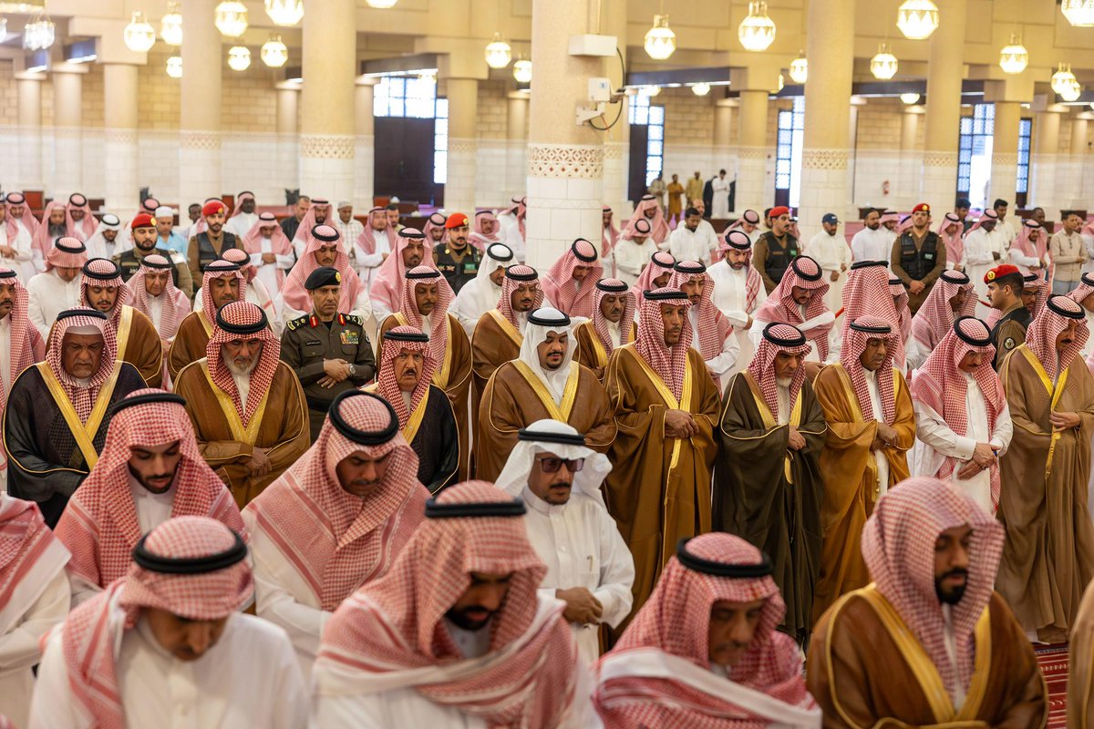 emara_alriyadh's tweet photo. سمو نائب أمير منطقة #الرياض يؤدي صلاة الميت على صاحبة السمو الأميرة فوزية بنت سعود بن هذلول بن ثنيان آل سعود -رحمها الله-.
https://t.co/9Go5MTzqLu

#إمارة_منطقة_الرياض https://t.co/wkFz6UYTXi
