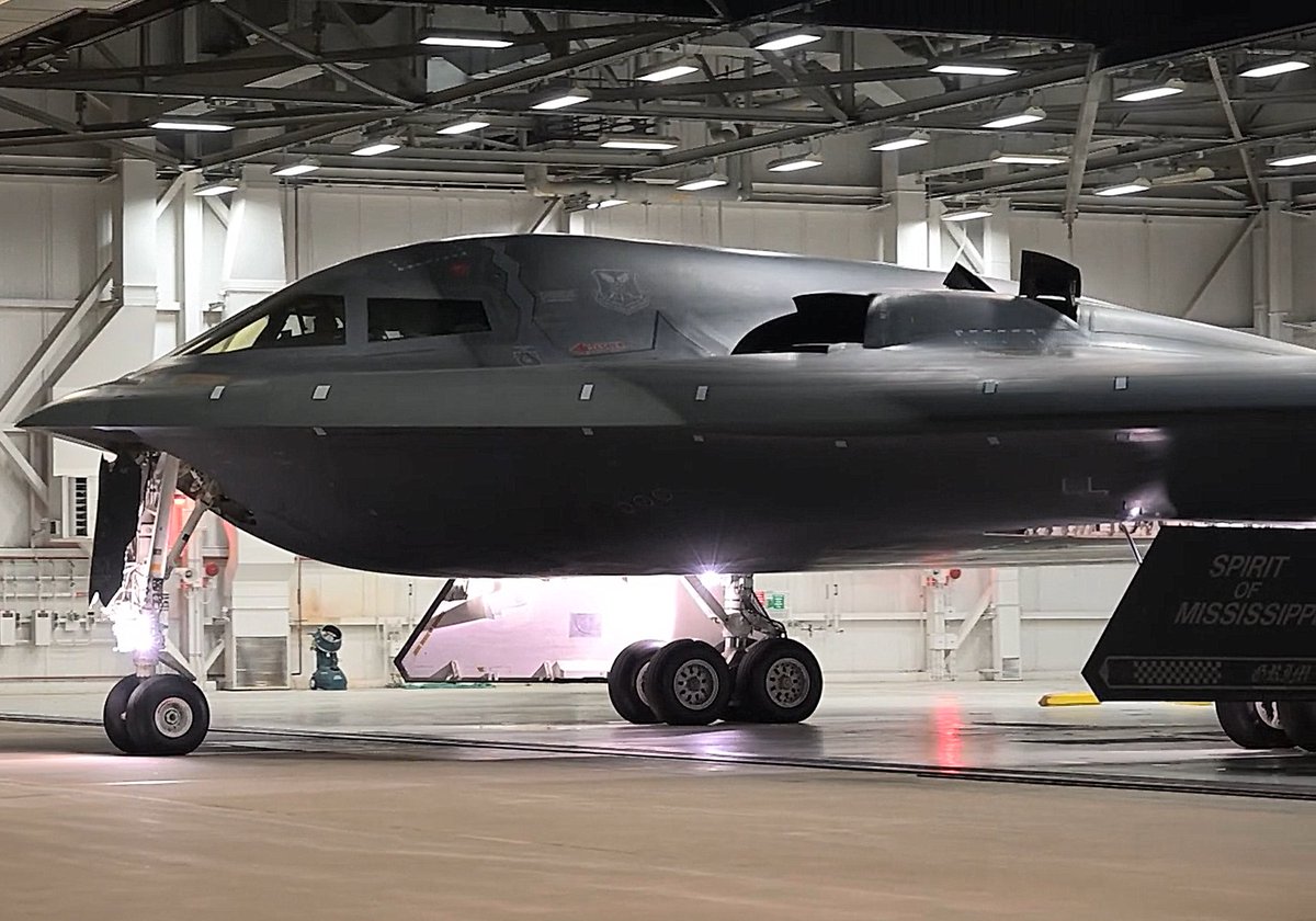 GuyPlopsky's tweet image. 🇺🇸 A U.S. Air Force B-2A stealth bomber ("Spirit of Mississippi" [82-1071]) taxis out of a hangar at Whiteman Air Force Base, Missouri, ahead of a mission during Operation Epic Fury, April 2, 2026.

(📸/U.S. Air Force)