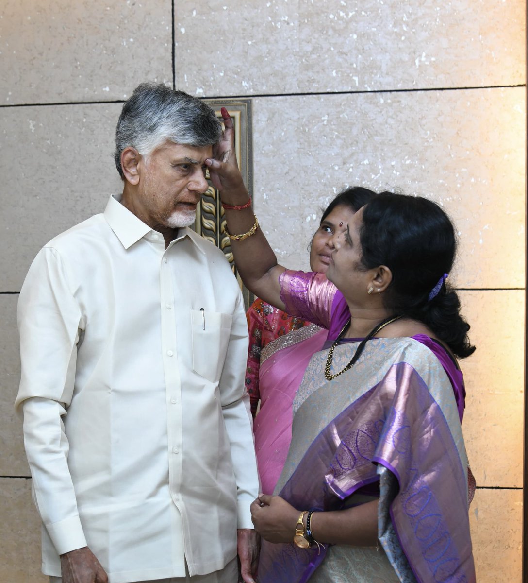 PadmalathaTDP's tweet photo. ఆంధ్రప్రదేశ్ ముఖ్యమంత్రి శ్రీ @ncbn గారు ఈరోజు ముఖ్యమంత్రి కార్యాలయంలో చైర్పర్సన్ మరియు సభ్యులతో కలిసి మర్యాదపూర్వకంగా కలిశాము.
మాపై ఉంచిన విశ్వాసానికి కృతజ్ఞతలు తెలుపుతూ, బాలల స్నేహపూర్వక ఆంధ్రప్రదేశ్ నిర్మాణానికి కట్టుబడి ఉన్నామని తెలియజేశాము.
#APSCPCR https://t.co/Bs7dF8hvex