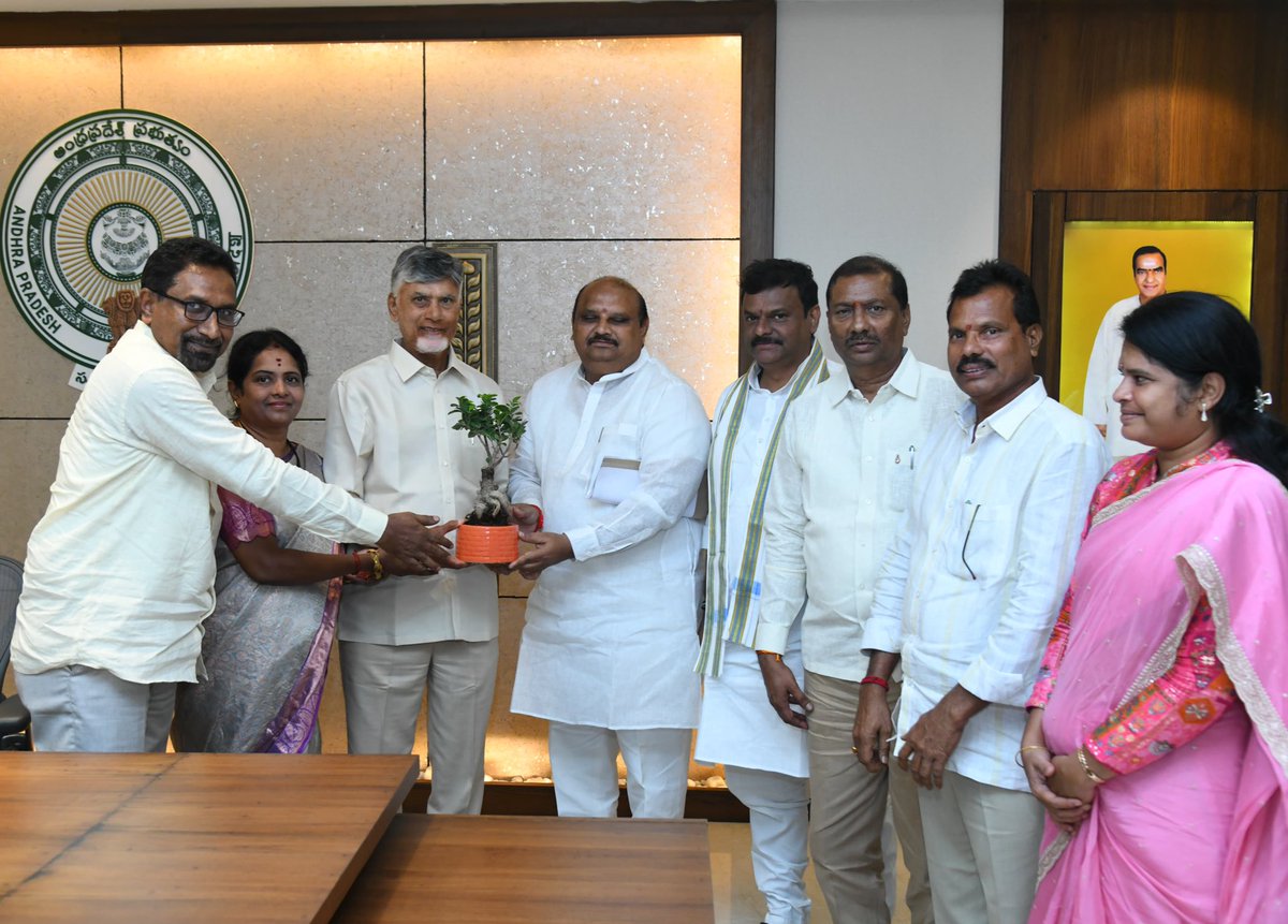 PadmalathaTDP's tweet photo. ఆంధ్రప్రదేశ్ ముఖ్యమంత్రి శ్రీ @ncbn గారు ఈరోజు ముఖ్యమంత్రి కార్యాలయంలో చైర్పర్సన్ మరియు సభ్యులతో కలిసి మర్యాదపూర్వకంగా కలిశాము.
మాపై ఉంచిన విశ్వాసానికి కృతజ్ఞతలు తెలుపుతూ, బాలల స్నేహపూర్వక ఆంధ్రప్రదేశ్ నిర్మాణానికి కట్టుబడి ఉన్నామని తెలియజేశాము.
#APSCPCR https://t.co/Bs7dF8hvex