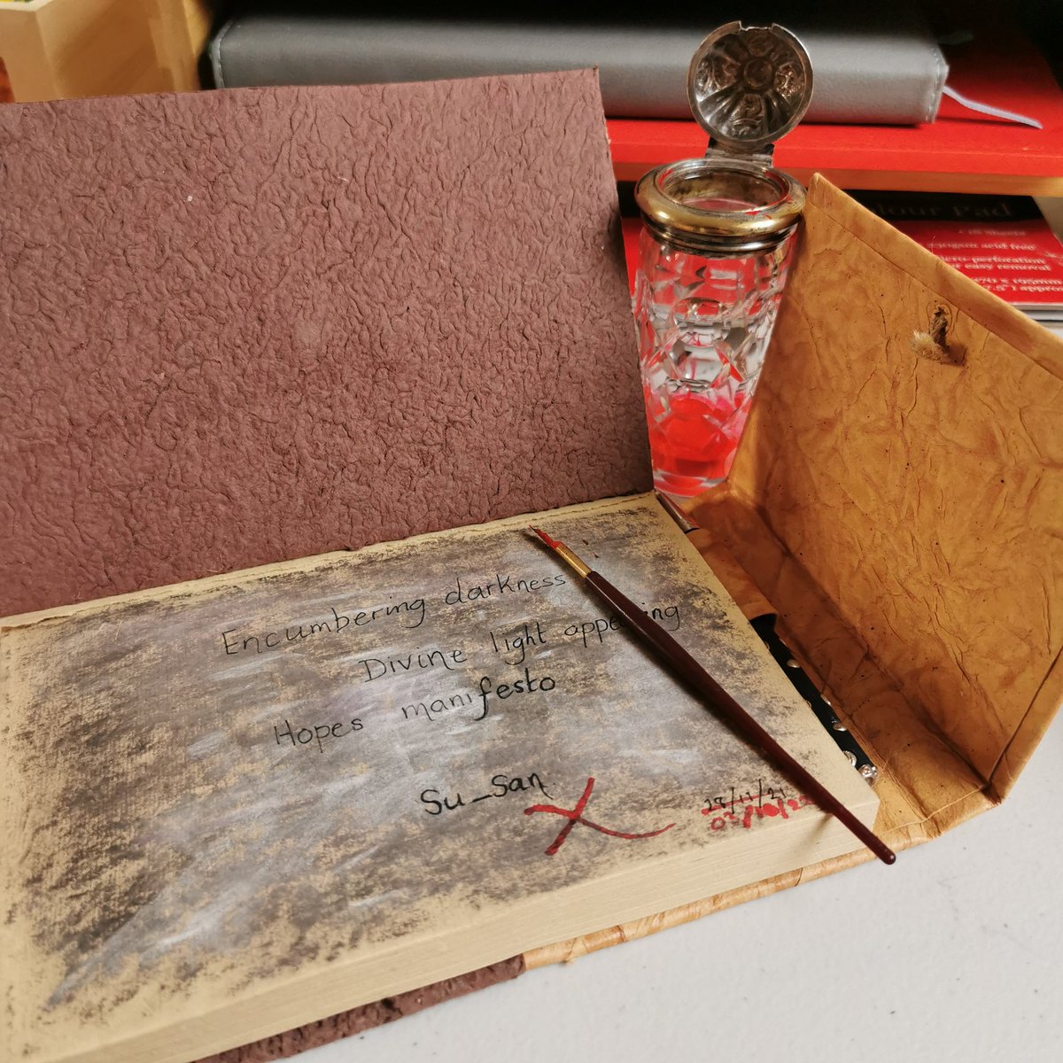 Connectthewrite's tweet photo. #vss365 #ink
#RiverSideScripture
#bodysoulandmind
Writer
An advent journal
Penned thoughts
Photographer
Saw potential
Light to shade
Artist
Inked approval in red. https://t.co/v6Hm7VeHw0