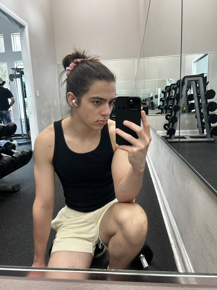 itsjustCaio's tweet photo. nothing better than a nice workout⦠except maybe #androgyny! #Yep #ImGenderqueer https://t.co/lxlYjXcrQK