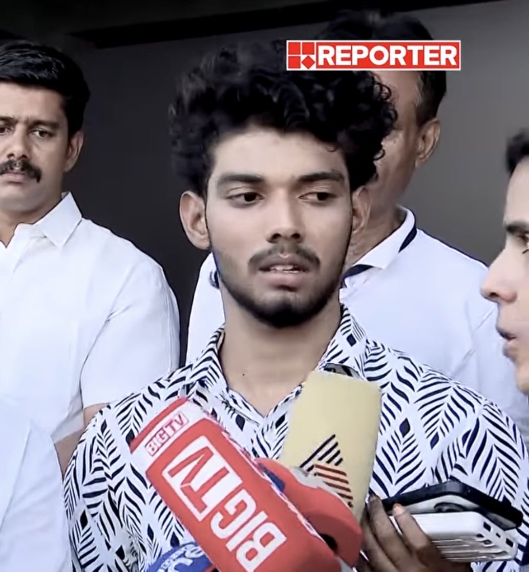 രണ്ട് മുന്നണികളും ഭരിച്ചിട്ടു കേരളം എന്തു നേടി എന്നതിന്റെ  ഒരു ഉത്തരം .... 

22 വയസ്സുള്ള ഒരു പയ്യന് മുന്നില് കണ്ട അനീതിക്കു എതിരെ, അതും രാജ്യത്തു  എന്തിനും അധികാരം ഉള്ള ഒരു party നേതാവിന് എതിരെ നെഞ്ചും വിരിച്ചു നിക്കാൻ ഒള്ള ഇച്ഛ ശക്തി കൊടുത്തു എന്നതാണ്.