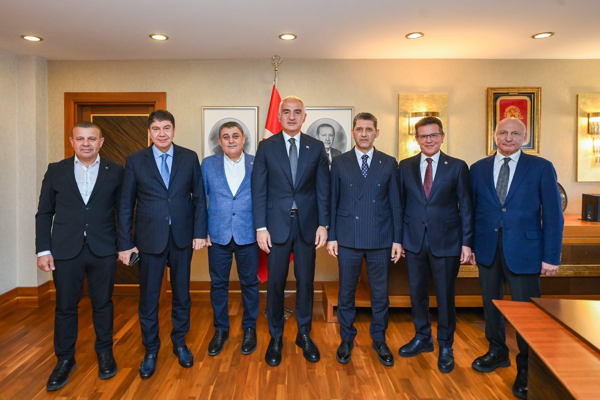 alicetin_07's tweet photo. 📍Kültür ve Turizm Bakanlığı
Kültür ve Turizm Bakanımız Sn. Mehmet Nuri Ersoy’u (@MehmetNuriErsoy ); MKYK Üyemiz Menderes Türel (@menderesturel ), Milletvekilimiz Atay Uslu (@atayuslu ), Aksu Belediye Başkanımız İsa Yıldırım (@aksuisayildirim ), Antalyaspor Kulübü Başkanlarımız Rıza Perçin (@rizapercinn )ve Mustafa Ergün (@mustafa_ergun07 )ile ziyaret ettik 

Aksu ilçemiz ve Antalyaspor’umuzla ilgili konuları ve talepleri görüştük. Kıymetli Bakanımıza her zaman ki ilgi ve destekleri için teşekkür ediyoruz. 
Antalya’mız için durmadan yorulmadan çalışıyor, üretiyor ve sorunları çözüme kavuşturuyoruz.