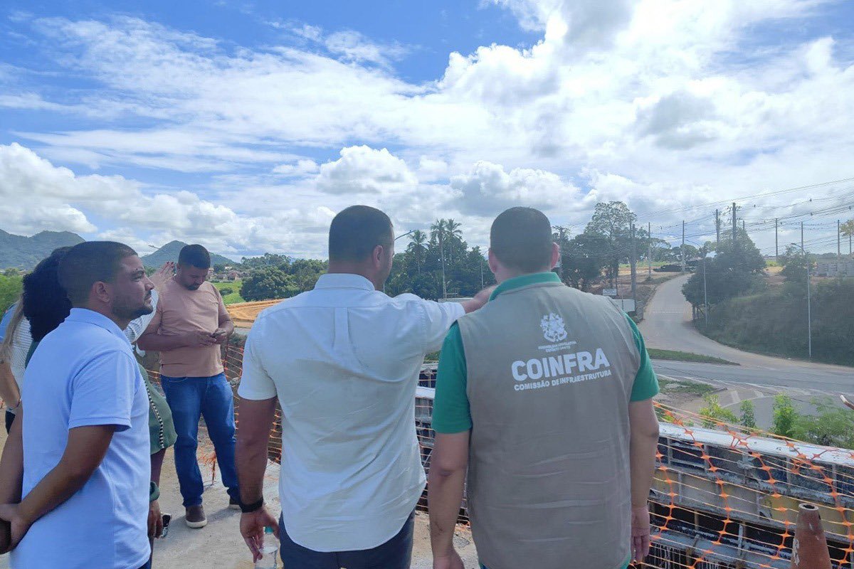Comissão de Infraestrutura vistoria obras viárias na Serra.
Alvo dessa vez foi o Contorno São Domingos, que contempla a construção de viadutos para ligar a Serra Sede à Avenida Mestre Álvaro.
al.es.gov.br/Noticia/2026/0…