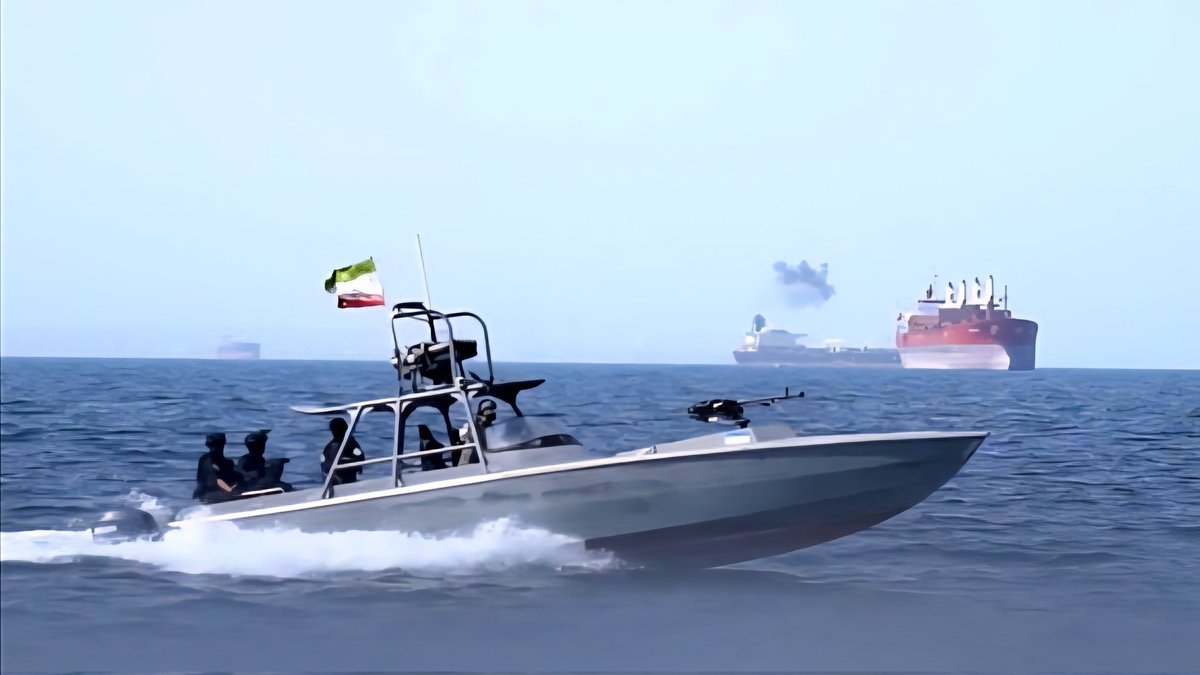 _GlobeObserver's tweet image. 🚨 BREAKING: Several ships got messages, said to be from Iran’s navy, claiming the Strait of Hormuz is still closed — Reuters