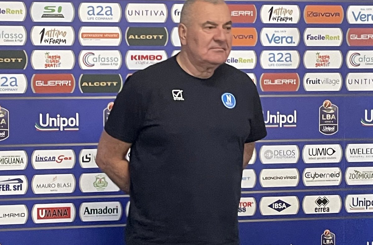napolista's tweet photo. Jasmin #Repesa si presenta a Napoli: “Siamo sfiduciati, bisogna ripartire dalle cose semplici”.
Ricostruire la fiducia persa e un ambiente più compatto sono i due obiettivi che Jasmin Repesa, nuovo coach di #Napoli, vuole raggiungere per risollevare tifosi e squadra.
https://t.co/WDmNCKl8ma