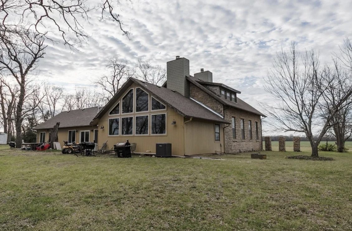 oldhousecalling's tweet image. $309,900. Grab your books, cause we're going back to school. This c.1873 #Kansas Historic Stone #Schoolhouse #Home is on 2 pretty #acres.  countrylifedreams.com/c-1873-kansas-…
