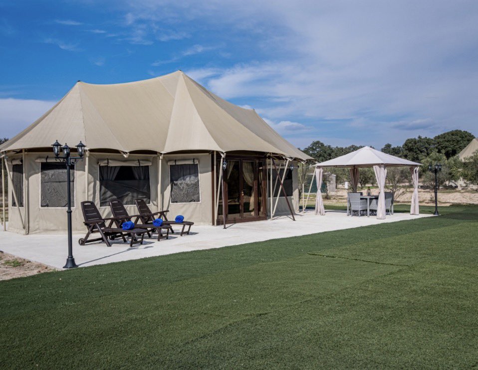 ExclusiveTents's tweet photo. The Exclusive Tents Kambaku tent gives your guests a modern place to pause, recharge, and connect with their surroundings. With clean lines and premium finishes, it blends indoor comfort with the openness of nature. Whether you’re running a luxury resort, private wellness retreat, or destination space, it makes every gathering feel contemporary, stylish, and memorable.

With 50 m² (538 ft²) of interior space, the Kambaku Tent offers a versatile layout for modern retreats and luxury resorts. Use its footprint for guest suites, wellness rooms, or intimate event areas that make the space feel spacious, elegant, and purposeful. We provide tailored 2D layouts so you can visualize how the Kambaku tent brings your vision to life.