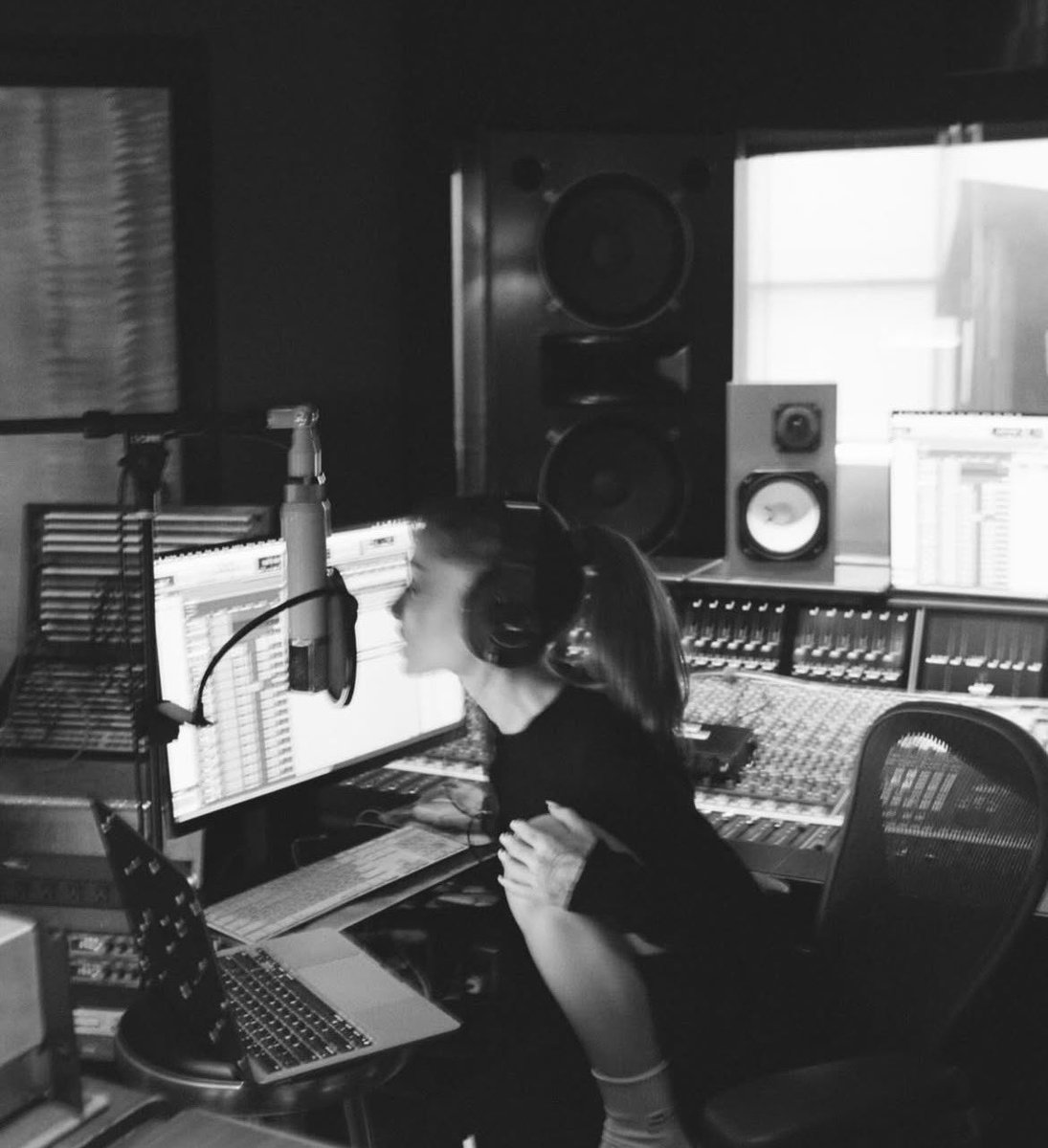 ARIANA GRANDE CONFIRMO AG8