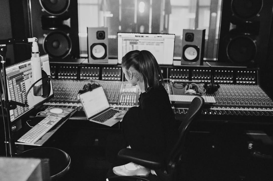 ariana feeds tweet media