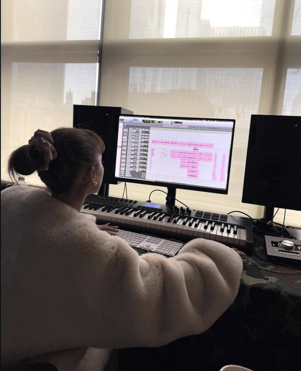 arianagrandebr's tweet photo. 🚨 ARIANA GRANDE PRODUZINDO O AG8! https://t.co/lTeygkx3b1