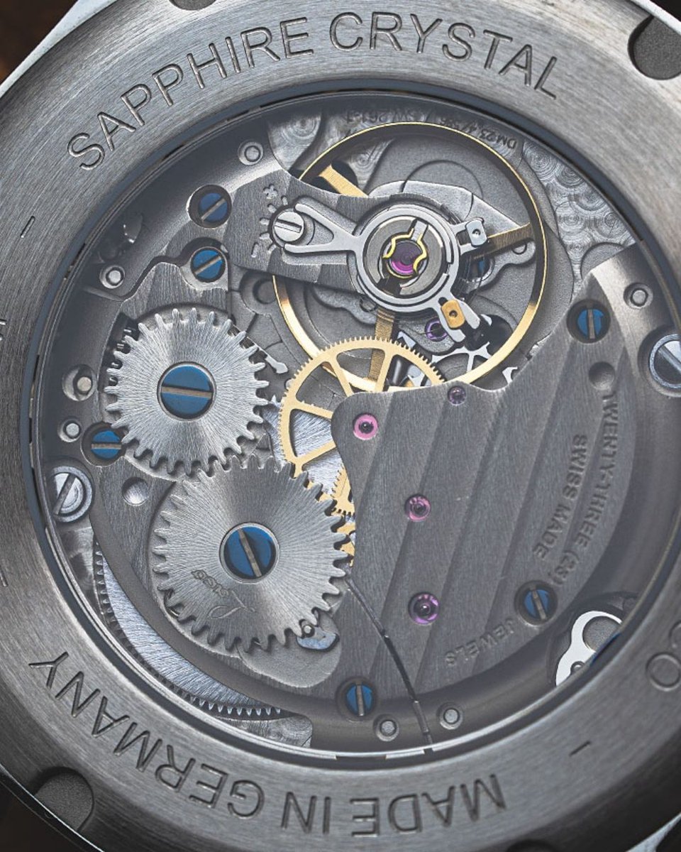 abtsaat's tweet image. Denizcilik saatlerinden ilham alan tasarımıyla öne çıkan Laco Navy Watches Cuxhaven 39 mekanik erkek kol saati, sade estetik anlayışı ve güvenilir mekanik yapısıyla klasik saat severlerin ilgisini çeken modeller arasında yer alıyor.

#abt #abtsaat #laco