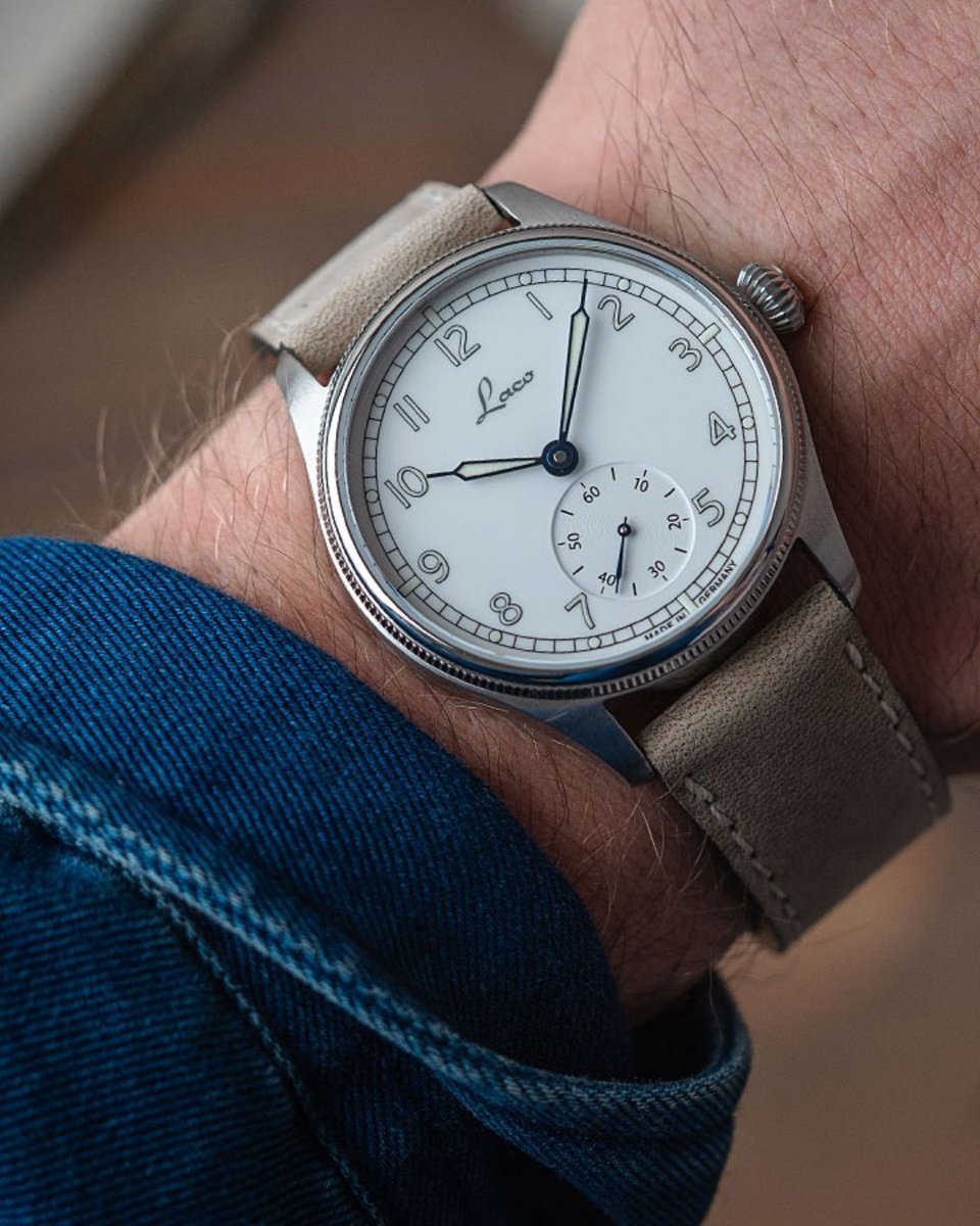 abtsaat's tweet image. Denizcilik saatlerinden ilham alan tasarımıyla öne çıkan Laco Navy Watches Cuxhaven 39 mekanik erkek kol saati, sade estetik anlayışı ve güvenilir mekanik yapısıyla klasik saat severlerin ilgisini çeken modeller arasında yer alıyor.

#abt #abtsaat #laco