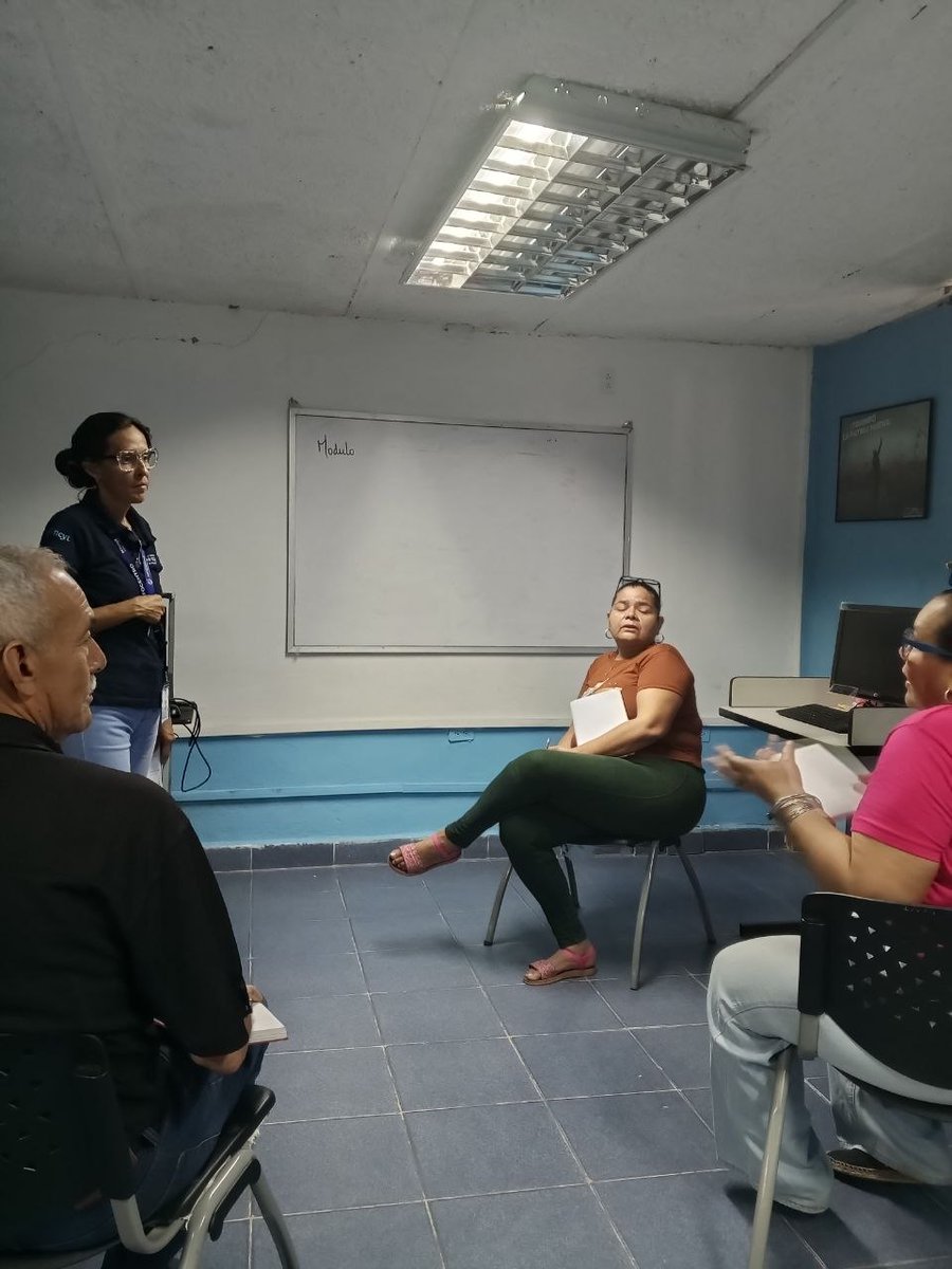 ¡Taller de hoy exitoso! ✅ Conversamos con los padres de la comunidad sobre cómo promover valores y un uso sano de Internet en familia.
​Porque una comunidad informada protege mejor a su generación de relevo. 🚀

​#Infocentro #FormaciónComunitaria #InternetSano #EducaciónDigital