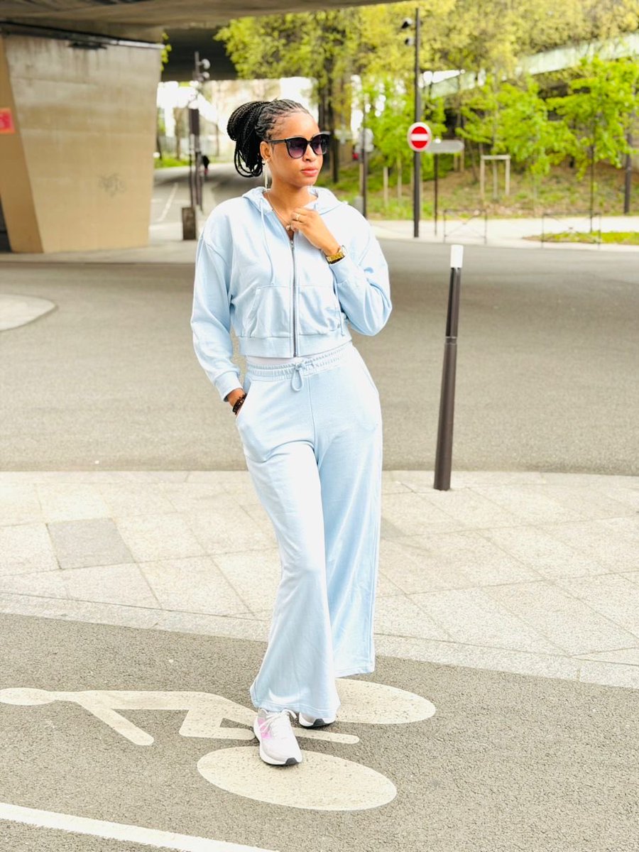 toppmali's tweet photo. Miss ORTM 2019 dans les rues de Paris🇫🇷 , Aminata Dia reste encore plus belle✨ https://t.co/O4yHZWvShW