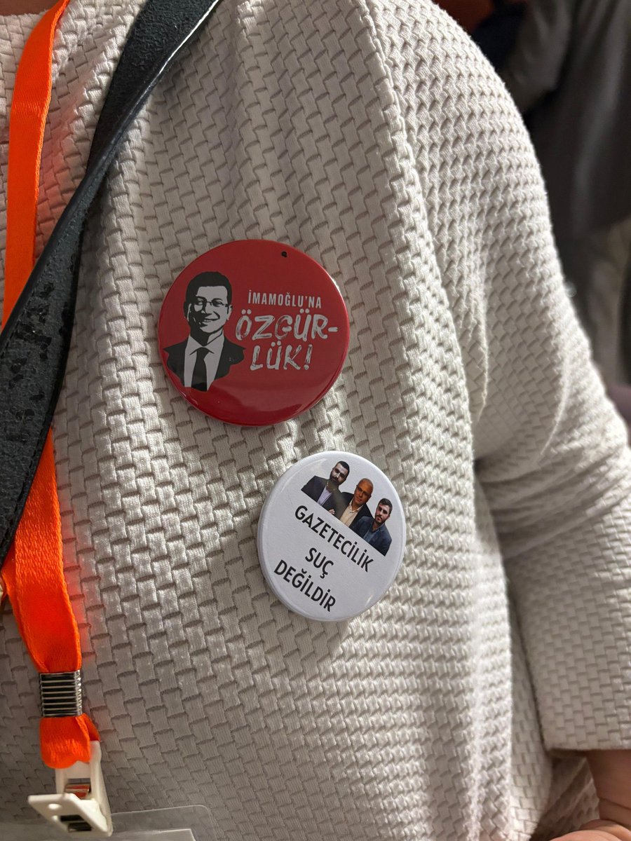 Silivri’de İBB davasını izlemeye gelen bir izleyiciye jandarma sözlü uyarıda bulundu.

Yakasında Ekrem İmamoğlu rozeti bulunan izleyiciye, Ekrem İmamoğlu’nun resminin yasak olduğu ve çıkarılması gerektiği bildirildi.