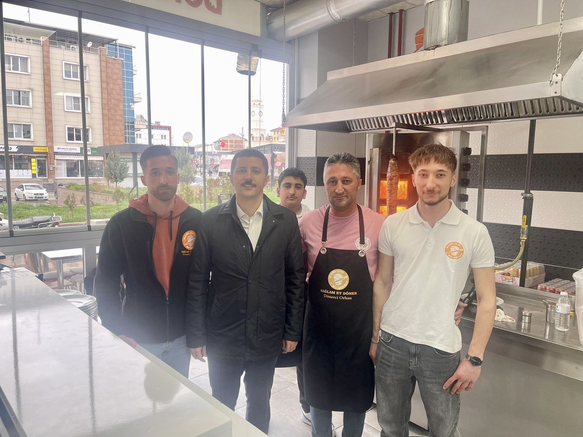 📍Kaymakamımız Esnaf Ziyaretlerine Devam Ediyor.

Kaymakamımız Fatih Uzun, esnaf ziyaretleri kapsamında ilçemizde bulunan esnafımızı ziyaret etti. İşleri hakkında bilgi alarak esnafımızın sorun ve taleplerini dinleyen Kaymakamımız, hayırlı ve bereketli kazanç dileğinde bulundu.