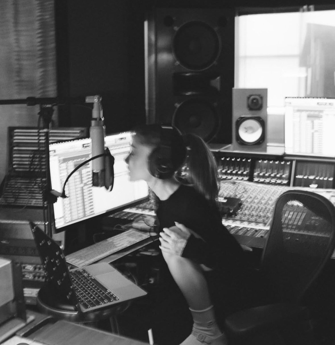 s a r i ୨ৎ tweet media