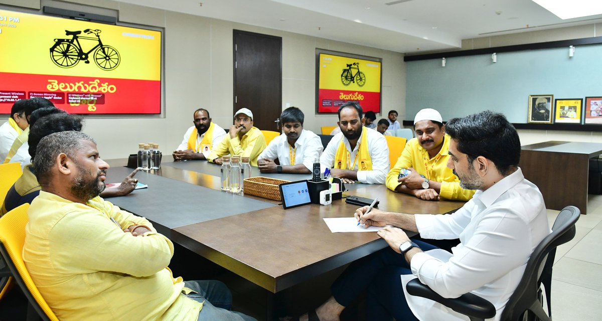 naralokesh's tweet photo. ‘మై టీడీపీ యాప్’ టాప్ 10 పెర్ఫార్మర్స్‌‌తో మంగళగిరిలోని టీడీపీ కేంద్ర కార్యాలయంలో ముఖాముఖి మాట్లాడాను. ప్రతిఒక్కరినీ పలకరించి వారి కష్టసుఖాలను తెలుసుకున్నాను. కష్టపడిన వారిని గుర్తించాలనేది తెలుగుదేశం పార్టీ సిద్ధాంతం. పార్టీ పిలుపునిచ్చిన కార్యక్రమాలను సక్రమంగా నిర్వహిస్తే పార్టీ వందేళ్లు ఉంటుంది. పార్టీ సిద్ధాంతాలను ప్రజల్లోకి తీసుకెళ్లాలని ఈ సందర్భంగా ‘మై టీడీపీ యాప్’ ఉత్తమ కార్యకర్తలకు దిశానిర్దేశం చేశాను. అనంతరం వారిని సత్కరించాను.