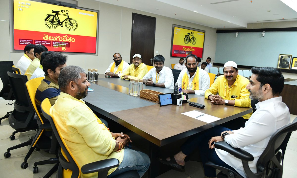 naralokesh's tweet photo. ‘మై టీడీపీ యాప్’ టాప్ 10 పెర్ఫార్మర్స్‌‌తో మంగళగిరిలోని టీడీపీ కేంద్ర కార్యాలయంలో ముఖాముఖి మాట్లాడాను. ప్రతిఒక్కరినీ పలకరించి వారి కష్టసుఖాలను తెలుసుకున్నాను. కష్టపడిన వారిని గుర్తించాలనేది తెలుగుదేశం పార్టీ సిద్ధాంతం. పార్టీ పిలుపునిచ్చిన కార్యక్రమాలను సక్రమంగా నిర్వహిస్తే పార్టీ వందేళ్లు ఉంటుంది. పార్టీ సిద్ధాంతాలను ప్రజల్లోకి తీసుకెళ్లాలని ఈ సందర్భంగా ‘మై టీడీపీ యాప్’ ఉత్తమ కార్యకర్తలకు దిశానిర్దేశం చేశాను. అనంతరం వారిని సత్కరించాను.