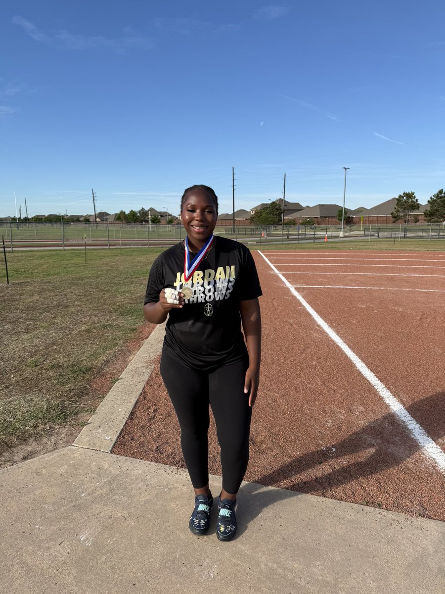 JoannaUdofia's tweet photo. District Champ in SHOT PUT 🥇 with a 39’7 and 🥈 place in Discus! Moving on to AREA‼️
@KK_Trnka @JordanXCTF @JordanHSAthlet1 https://t.co/yKAE3R7jhQ