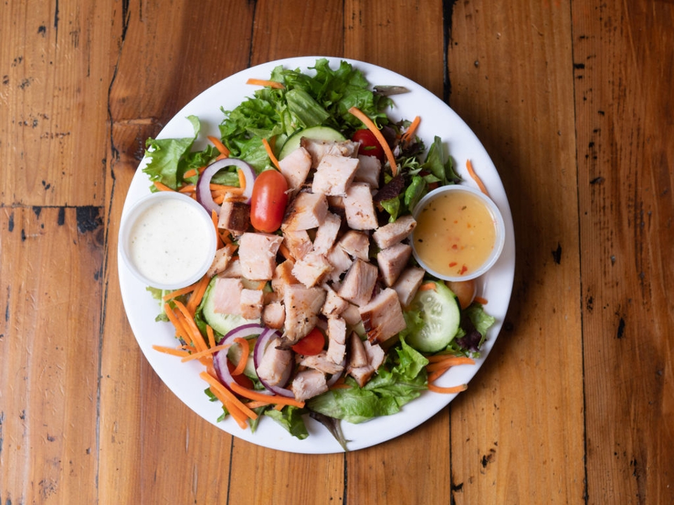 SmokeyJohnsBBQ's tweet image. Dive into a flavorful journey with Smokey's Salad! 🥗 Packed with your choice of meat, fresh spring mix &amp;amp; green leaf, juicy tomatoes, crunchy cucumber, red onion and carrots! A feast for the senses at Smokey John's. #HealthyEating #FoodieFriday 🍅🥒🥕