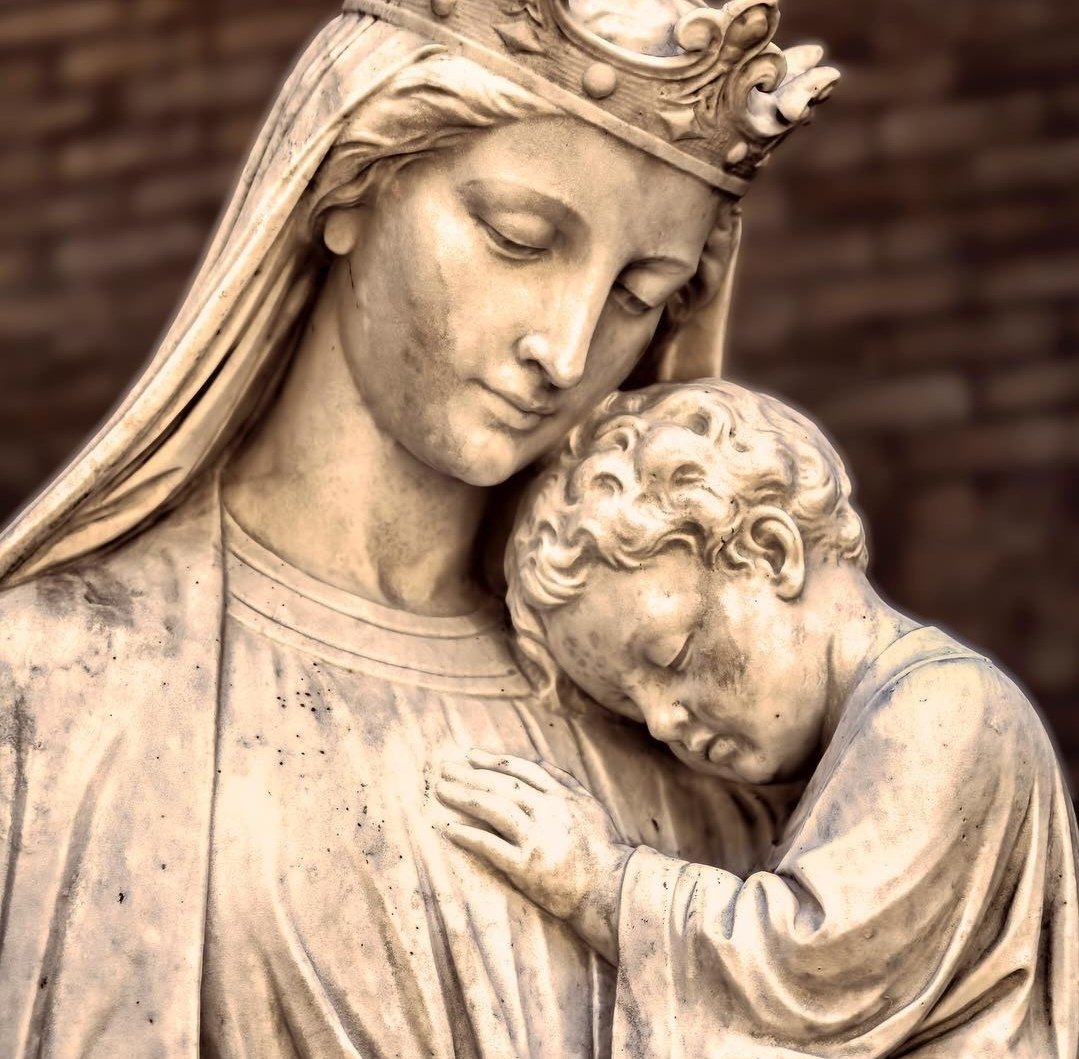 إلى حمايتك نلتجئ يا والدة الله القديسة 🇱🇧