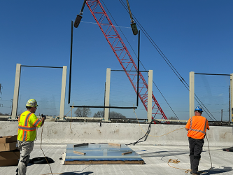 511PAPhilly's tweet photo. Ongoing improvements along I-95 through Philadelphia include sound barrier installation near Bridge St. These clear panels allow light to penetrate the streets below while lessening highway hum.
#95Revive
#WorkdayWednesday
#MovingPhiladelphiaForward https://t.co/vDW9wbAv1h