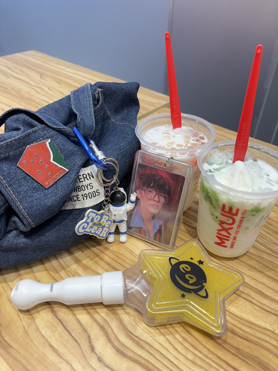 asterynnn__'s tweet photo. Happy 4th years solo debut anniversary Jae 🥳
Thank you for creating beautiful songs that always keep me company in my daily life ✨
Makasih juga karena selalu menginspirasi kita buat selalu berbuat baik ke semua orang 🤍

Anyway.. have aN ICE day 🍦
#eaJPark #4YearsWitheaJ https://t.co/Ge66RI6r4r