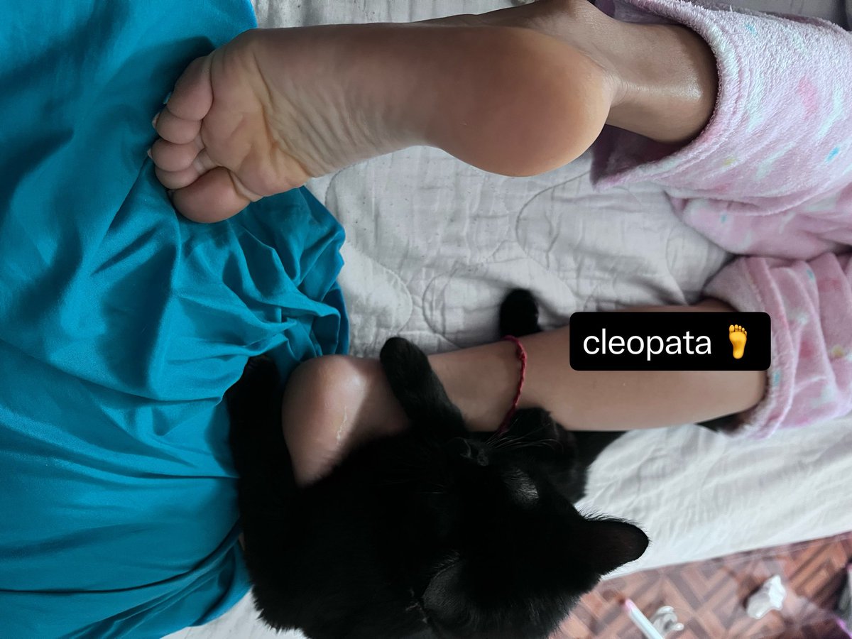 Cleopatanylon's tweet photo. Yo se que te gustaría en este momento ser mi gatita y estar abrazado de mis pies 😅
Repostea 🔁 y llevate una fotito 🙃♥️
#feet #soles  #wrinkles #toes #fetish https://t.co/H26Ks1g678