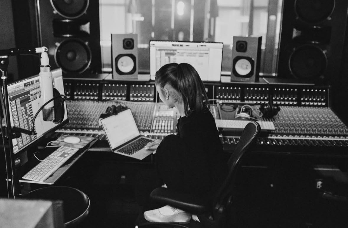 Ariana Grande compartilha novas fotos produzindo seu oitavo álbum de estúdio.