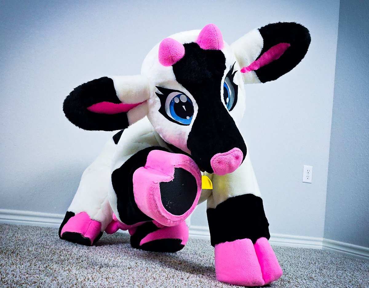 Mumu is back… better than ever 💗🐄
Thank you to <a href="/StoofStudios/">Stoof</a> for the much needed adjustments and repairs!
And thank you to <a href="/Subastian_Puppy/">FloppyEaredBoy</a> for helping bring Mumu back to life!

#fursuit #fursuiter #furry #cosplay
