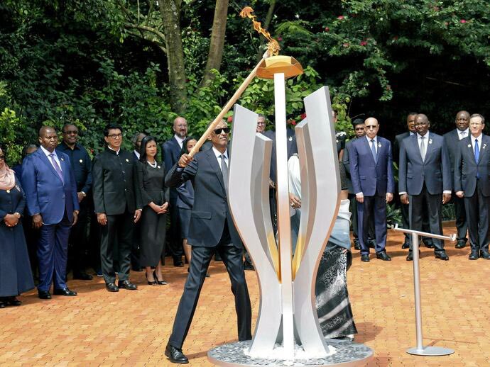 BenitaNtumba's tweet photo. 🔴Autrefois les présidents et représentant des gouvernements venaient participer à la commémoration du prétendu génocide rwandais (photo à gauche). Aujourd'hui Kagame est quasiment seul abandonné par le monde entier (photo à gauche). Plus personne ne veut croire à cette supercherie créée par Kagame lui-même.