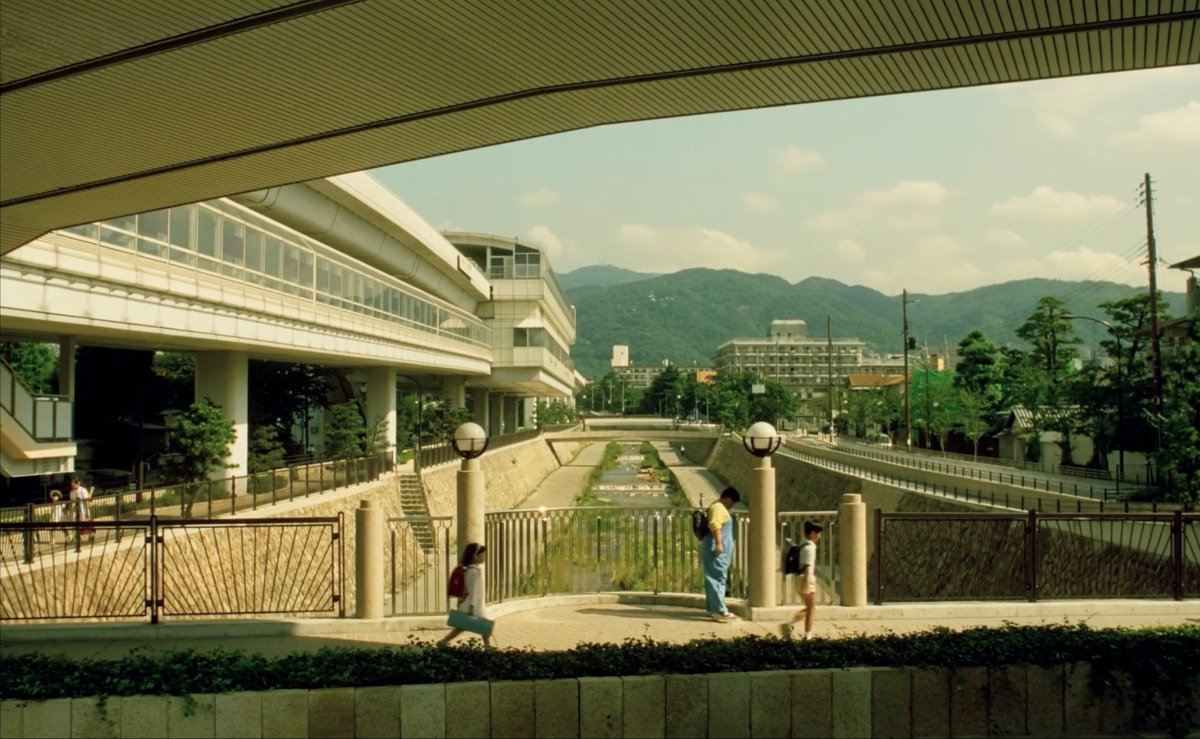 相米慎二監督の映画『夏の庭 The Friends』も神戸が舞台の名作。須磨〜芦屋にまたがり、神戸らしい眺めを名ロケーションとしてショットに残した。1994年公開、震災前の貴重な姿がそこにある。今はもうない遠い記憶の神戸。
youtube.com/watch?v=8CipYm…
