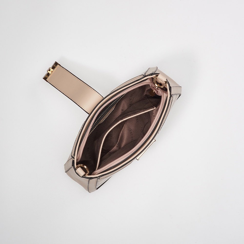 red_sun109's tweet image. Elegance in every detail.

RUCINI Textured Leather Satchel — refined texture, timeless silhouette, made to elevate your everyday look effortlessly.

Own the piece 👉 s.shopee.com.my/3VgAJVoven

#QuietLuxury #TimelessStyle #shopeehaul