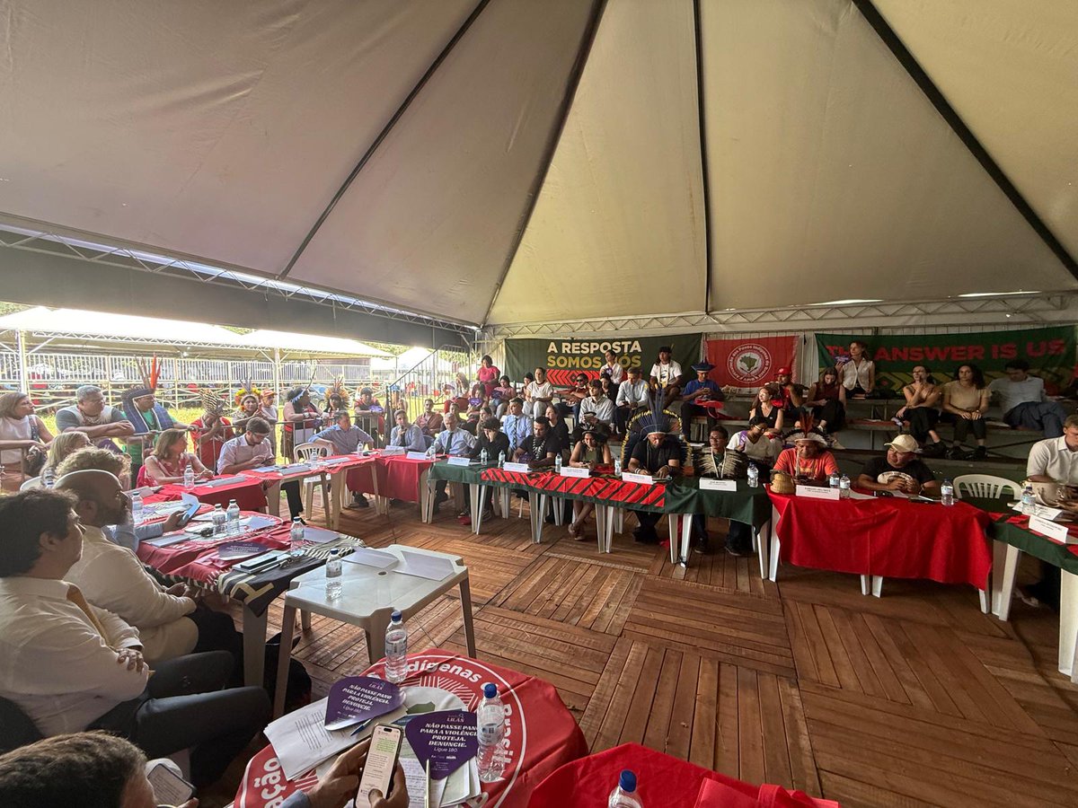 EmbEspBrasil's tweet image. A Embaixadora participou no encontro de lideranças indígenas com Embaixadas organizada pela @ApibOficial no #ATL , a maior mobilizaçao indígena no Brasil desde 2004.