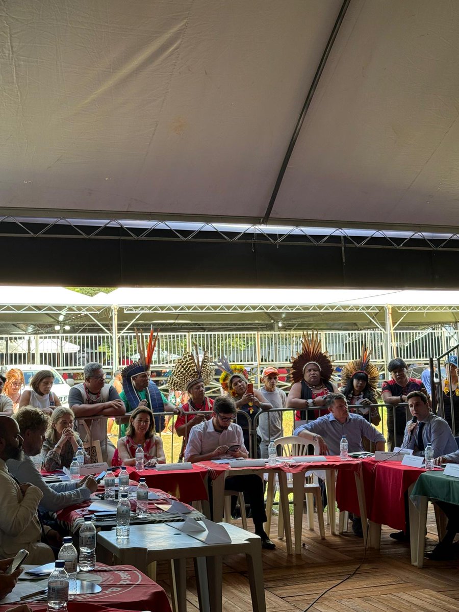 EmbEspBrasil's tweet image. A Embaixadora participou no encontro de lideranças indígenas com Embaixadas organizada pela @ApibOficial no #ATL , a maior mobilizaçao indígena no Brasil desde 2004.