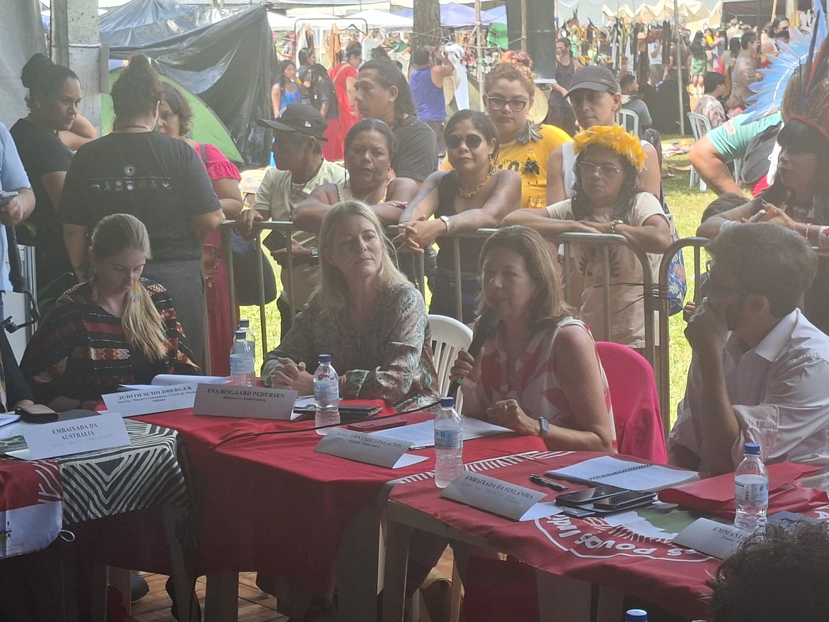 EmbEspBrasil's tweet image. A Embaixadora participou no encontro de lideranças indígenas com Embaixadas organizada pela @ApibOficial no #ATL , a maior mobilizaçao indígena no Brasil desde 2004.