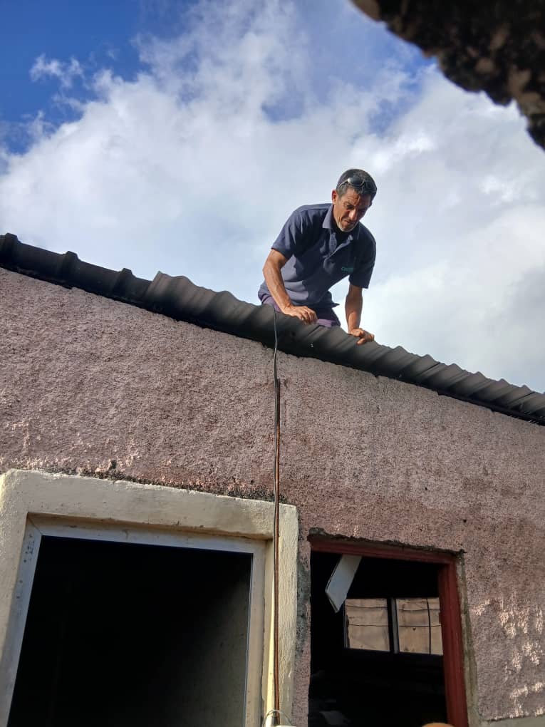 AngelMonje4374's tweet photo. Ya avanzamos en el centro Psicopedagógico de Holguín.
Nuestros técnicos, electricistas y operarios trabajaron jornadas largas, en condiciones complejas, para garantizar que se puedan prestar servicios básicos.
Gracias por estar ahí por #Gesap
#HonorHolguinero https://t.co/aROsvI1MAx