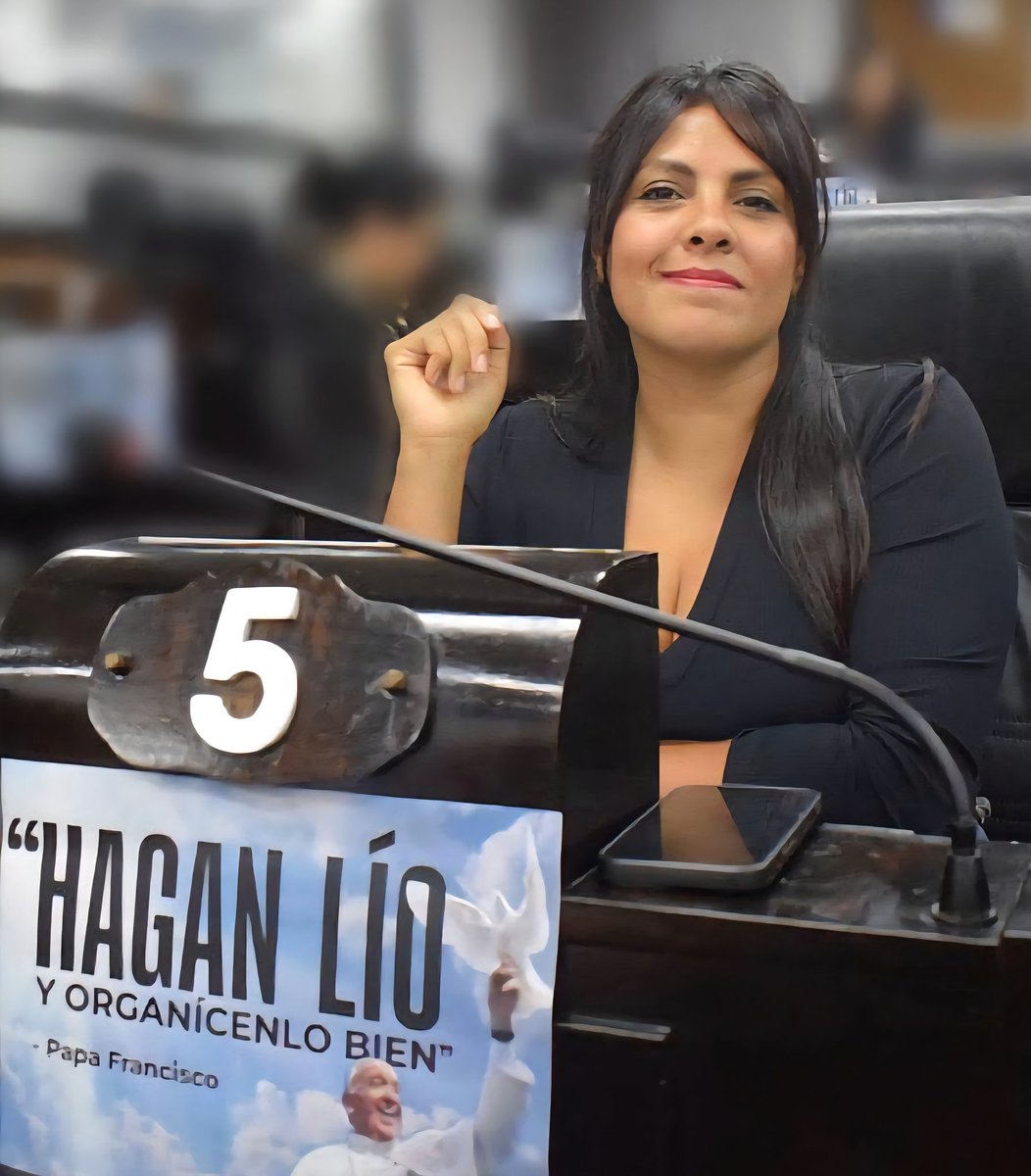 Moskou_K's tweet photo. A Eva Mieri, la jueza Arroyo Salgado (cuando no...) la tuvo 15 días presa en la cárcel de Ezeiza acusada de tirar bosta en la vereda de la casa de un narco. El narco sigue libre y nunca siquiera lo citaron a declarar...
Mafia judicial y doble vara al palo https://t.co/39vAZrBZ68