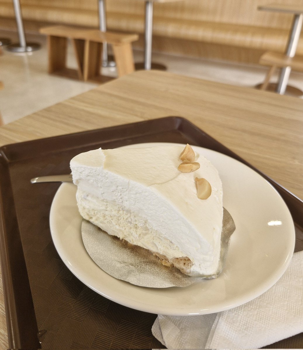 khimyo's tweet photo. พายมะพร้าวอ่อนในดวงใจ บ้านเปี่ยมสุขร้านใหม่ อยู่นอกเมืองหน่อยแต่ขับรถไปสะดวกดี ไม่ต้องไปรบกวนจอดรถที่วัดเกตแล้ว แล้วสงกรานต์นี้เปิ้นหยุดเน้อ สูเขาก่อจะไปไปไป #รีวิวเชียงใหม่ https://t.co/lYTnpL51fV