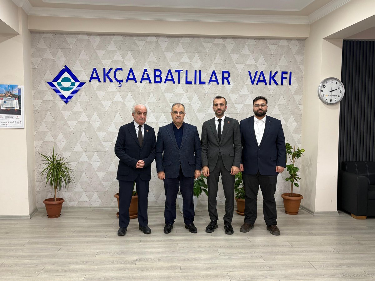 btpakcaabat's tweet photo. İlçe Başkanımız Ali Haydar Topcu, İlçe Başkanlık Divanı üyelerimiz ile Akçaabatlılar Vakfı Başkanı Sn.Yaşar Erbaşaranı ziyarette bulundular.İlçemiz adına fikir alışverişinde bulunduk. Misafirperverliklerinden ötürü Sn. Başaran ve yönetimine teşekkür ederiz.@Akcaabatvakfi61 https://t.co/vovOGxNEXI