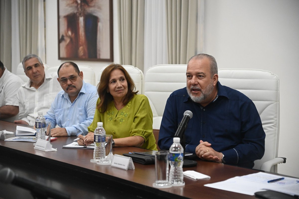 👥| En el encuentro, que da continuidad al sostenido recientemente por la dirección del país con jóvenes destacados, el Primer Ministro, <a href="/MMarreroCruz/">Manuel Marrero Cruz</a>,  resaltó el protagonismo de la juventud en sus comunidades y su responsabilidad para asumir las tareas.