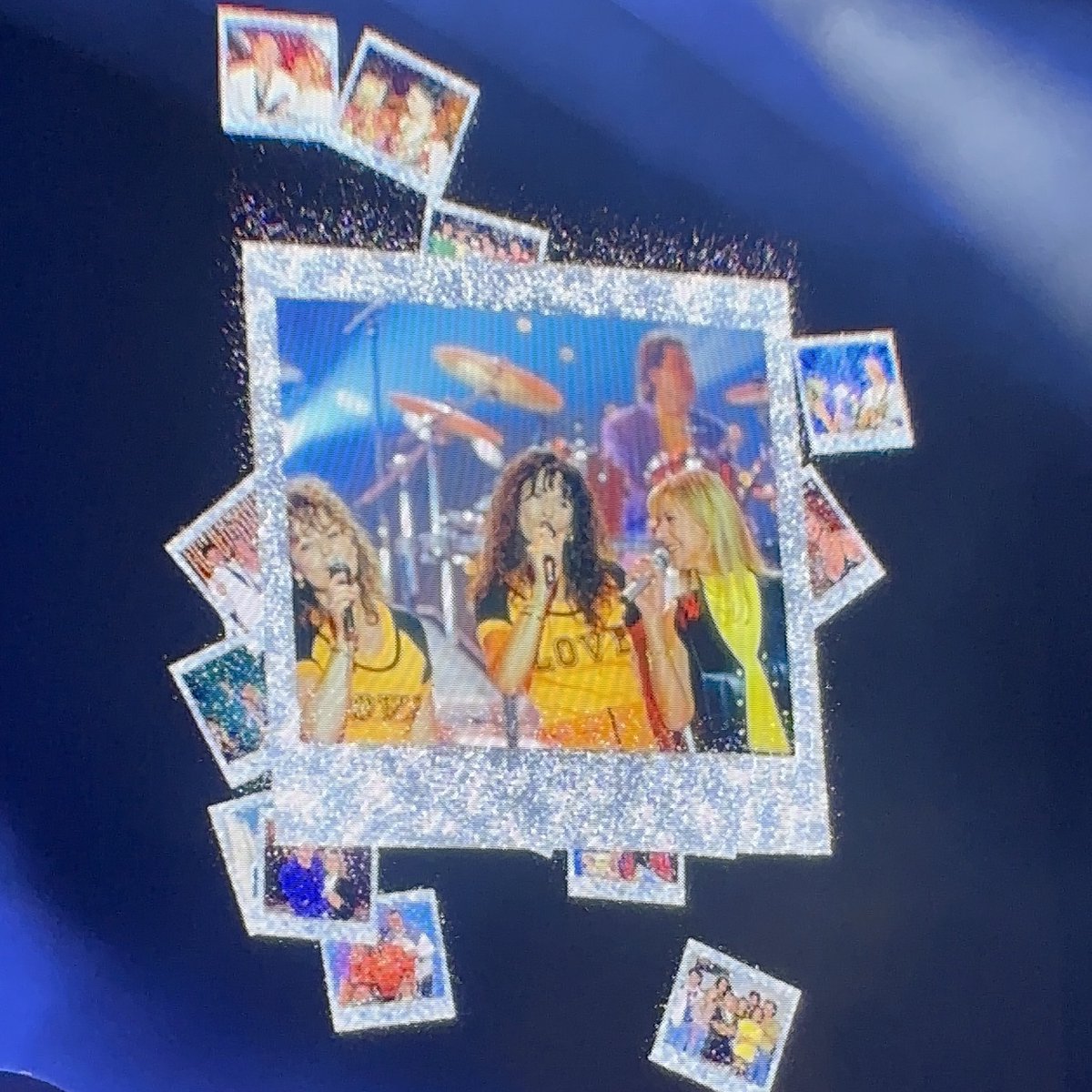 ABsolumentDo's tweet image. ATTENTION SPOIL❗️
Dorothée rend hommage aux copains du Club Do en saluant les photos qui ont défilé sur l’écran géant de la scène. Un geste très touchant qui a ému toute la salle du Palais des Congrès 💕
#dorothee #concert #palaisdescongrès